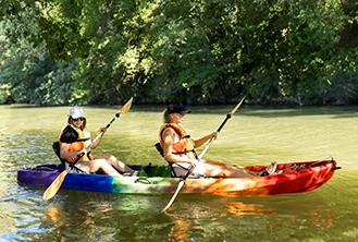 people canoeing